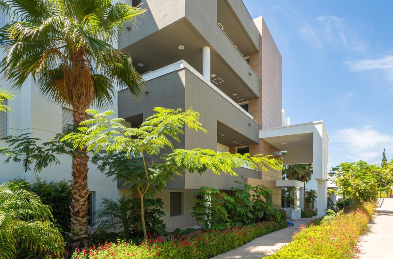 Modern Flat With Private Garden In Royal Banus * Marbella