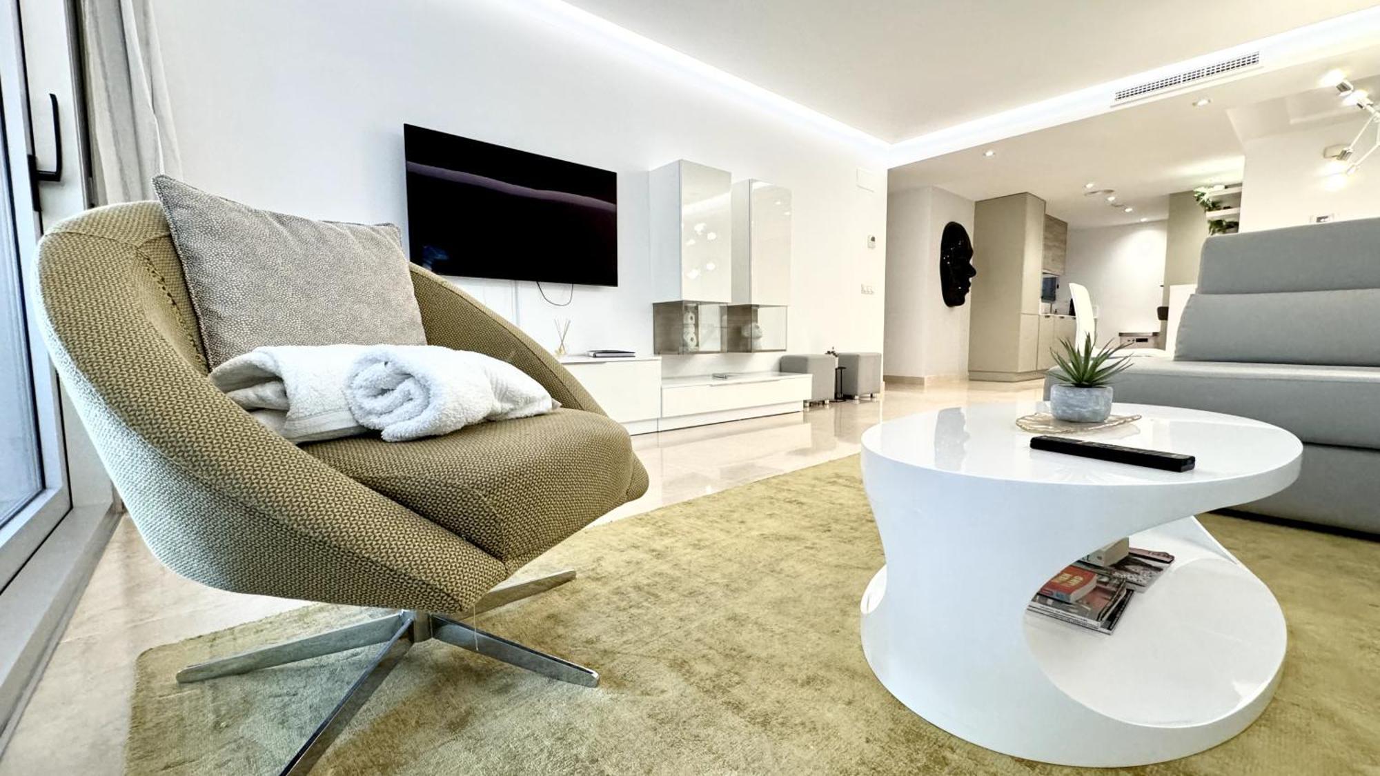 Modern Flat With Private Garden In Royal Banus Apartment