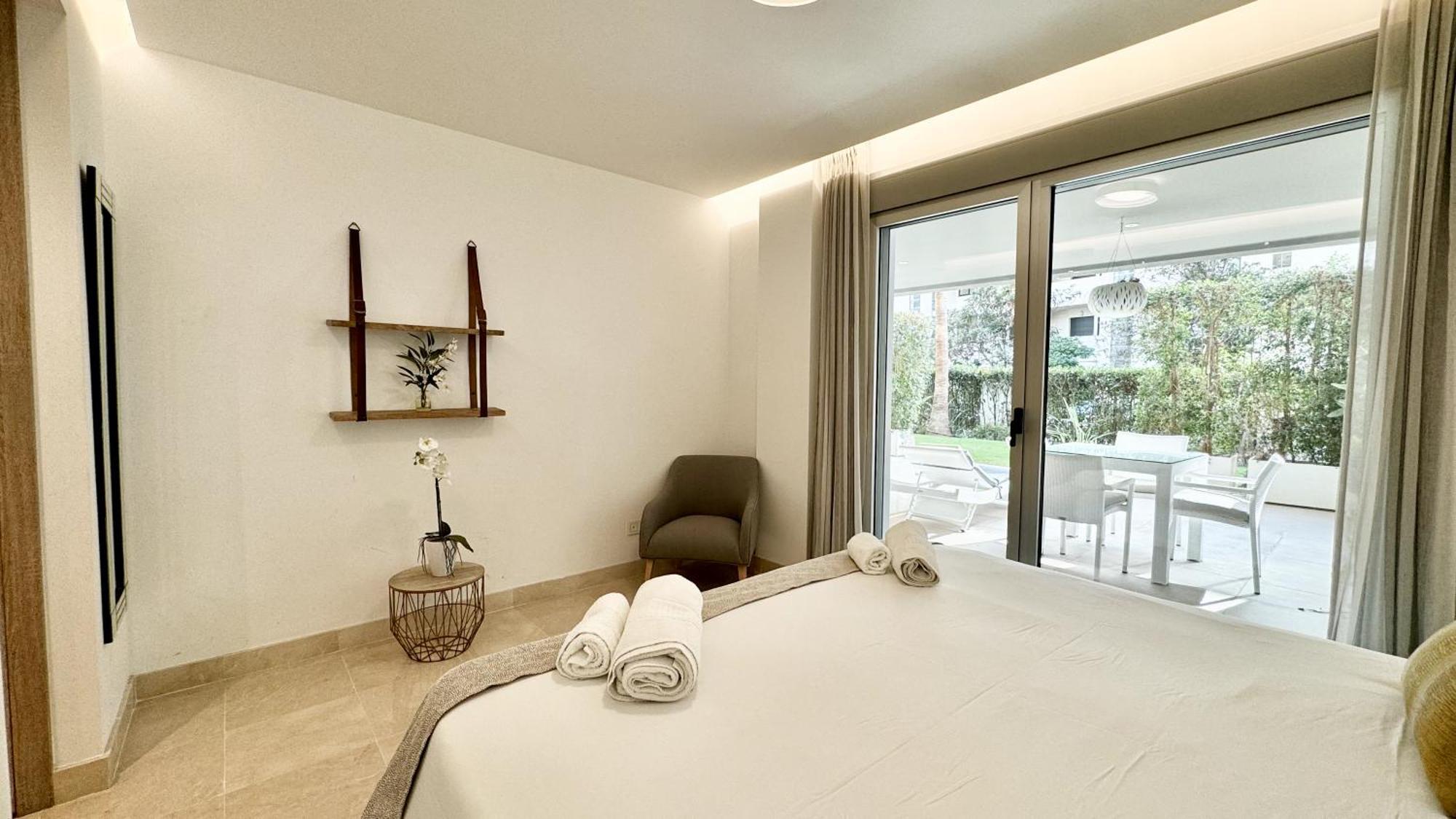 Apartment Modern Flat With Private Garden In Royal Banus *